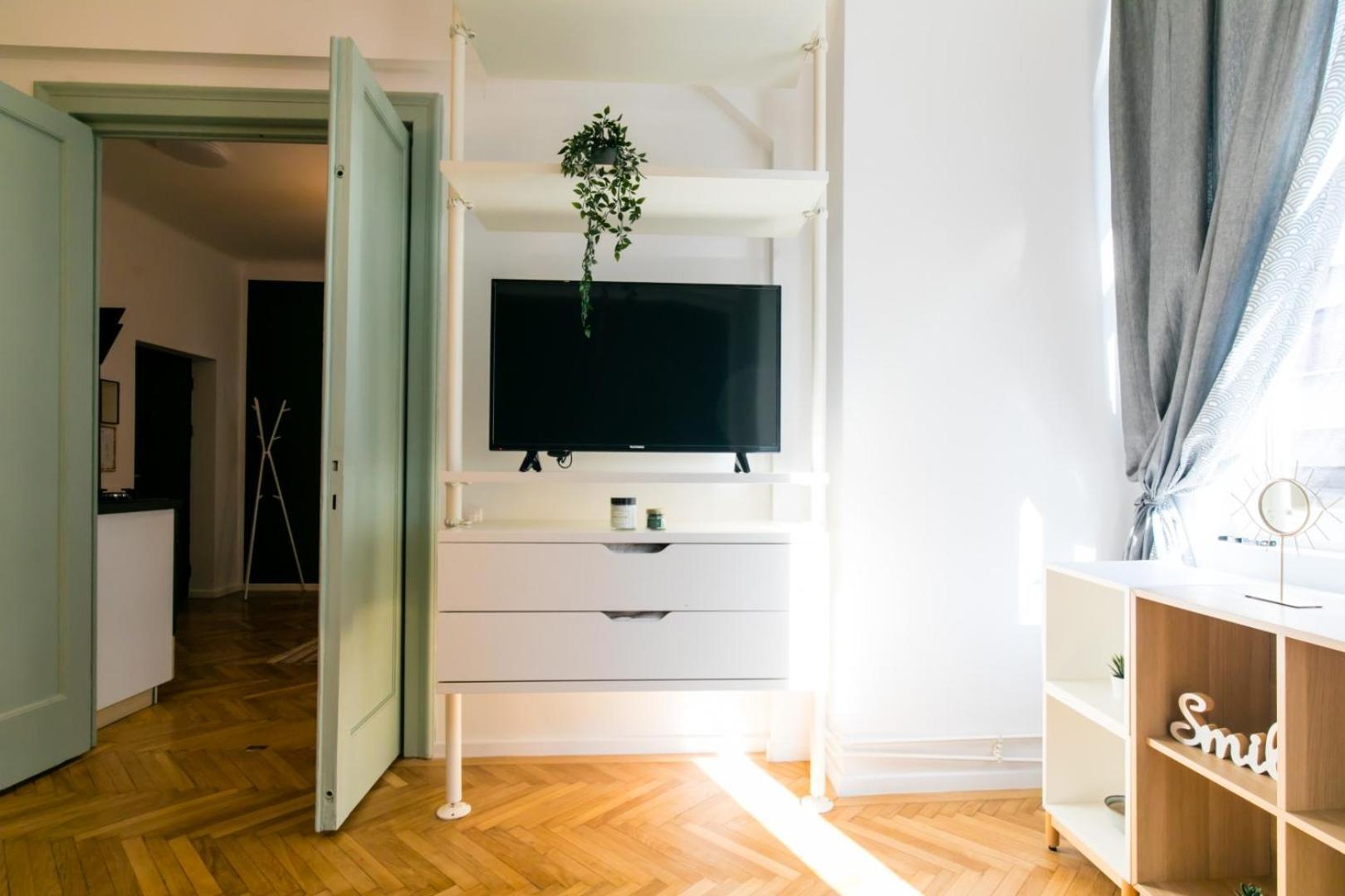 Heart Of The City - Cozy Apartments In Prime Location Бухарест Номер фото